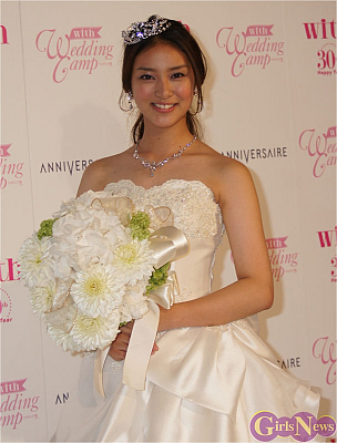 武井咲 初のウエディングドレス姿に「嬉しい！」 - GirlsNews