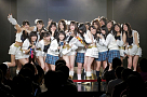 小野晴香を囲み全員で「手をつなぎながら」を歌うSKE48のメンバーたち (C) AKS