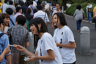 日本武道館周辺でPR活動を行うベイビーレイズ (C) ポニーキャニオン