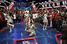 インドネシア・RCTIの人気音楽番組「dahsyat(ダシャット)」に出演する JKT48 高城亜樹と仲川遥香 (C) JKT48 Project