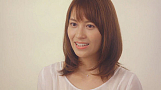フリーアナウンサーの青木裕子さんが出演したコラボムービー場面カット