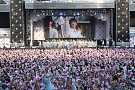 「AKB48スーパーフェスティバル～日産スタジアム。小（ち）っちぇっ! 小（ち）っちゃくないし!!～」より (C)AKS