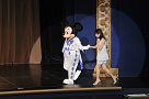 ミッキーマウス(左)・志田未来(右) (C) 2015 Disney Enterprise，inc. All Rights Reserved.