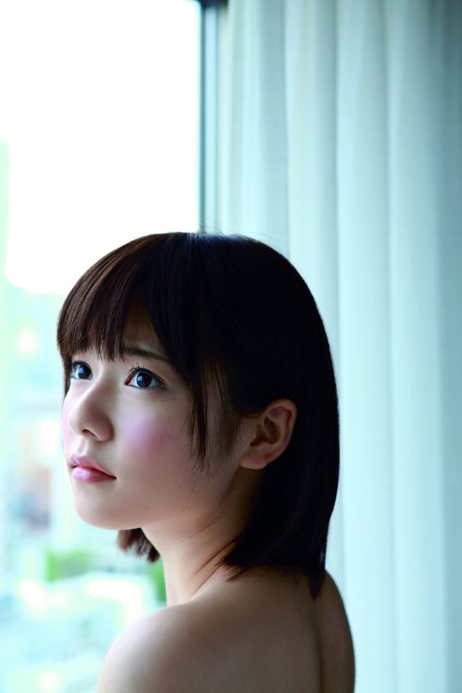 Akb48 島崎遥香 写真集の撮影で横山由衣のサプライズ登場にテンションアップ Girlsnews