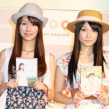 向かって左、3号・遠藤舞（21）と右、6号・外岡えりか