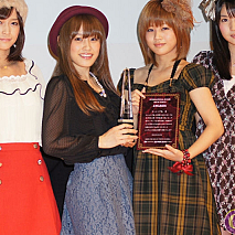 左から亀井絵里・高橋愛・新垣里沙・道重さゆみ