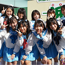 左前から原口貴妃・須永留奈・澤翔子・中西悠綺・澤美帆、左後から平井杏奈・吉村瑠莉・冨永良美・大津美咲・桝元沙耶