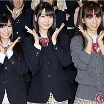 フレンチ・キス 左から倉持明日香・柏木由紀・高城亜樹