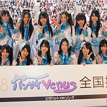 (前列左から)矢神久美・木本花音・小木曽汐莉・松井玲奈・松井珠理奈・高柳明音・向田茉夏・大矢真那、(後列左から)平田璃香子・須田亜香里・古川愛李・木崎ゆりあ・石田安奈・平松可奈子・高田志織・桑原みずき