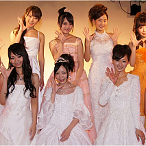 後列左から井上小百合・広村美つ美・福見真紀・高嶋香帆・吉田ユウ、前列左から大矢真夕・緑川静香・広瀬玲奈・中村葵・酒井蘭