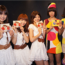 左からNegicco(Kaede・Nao☆・Megu)・バニラビーンズ(レナ・リサ)