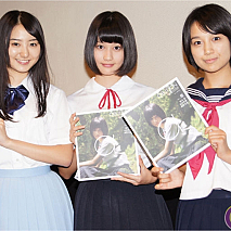左から高田里穂・橋本愛・岡野真也