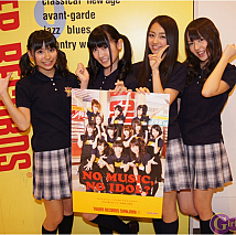 SUPER☆GiRLS 左から宮崎理奈・前島亜美・荒井玲良・稼農楓