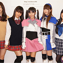 舞台「時空警察ヴェッカーX＜KAI＞ ノエルサンドレ」製作発表会見 左から彩月貴央・栞菜・宮崎理奈(SUPER☆GiRLS)・八坂沙織(SUPER☆GiRLS)・蒼井ちあき