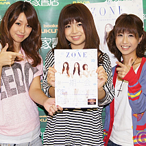ZONE 左からTOMOKA・MIYU・MAIKO