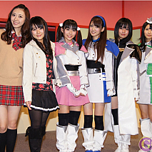 舞台「時空警察ヴェッカーX＜KAI＞ ノエルサンドレ」　左から彩月貴央・蒼井ちあき・宮崎理奈・八坂沙織・百川晴香・仲谷明香