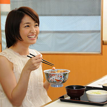 吉野家の「特盛」牛丼を食べる 岡本玲