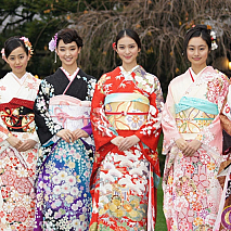 オスカープロモーション 晴れ着撮影会 左から小芝風花・宮崎香蓮・剛力彩芽・武井咲・忽那汐里・河北麻友子