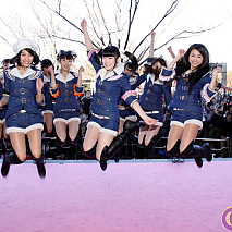 2012年の飛躍をファンの前で宣言したSUPER☆GiRLS (C) avex