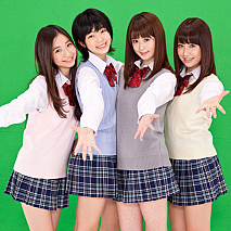 週刊少年マガジンの新CMに出演する ミスマガジン2011 綾乃美花・秋月三佳・朝倉由舞・衛藤美彩　(C) 講談社