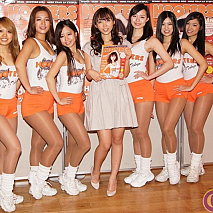 吉木りさとHOOTERS GIRLS