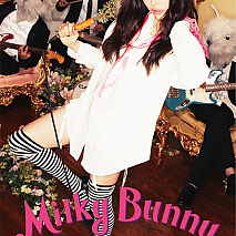 Milky Bunny 1stアルバム「Milky Bunny」初回限定盤ジャケ写 (C) ポニーキャニオン