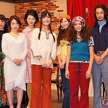 舞台「テネシーワルツ」キャスト 左から阿久津ゆりえ・新葉なな・しほの涼・椿姫彩菜・折井あゆみ・鎌田奈津実・松本寛也
