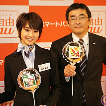 剛力彩芽(左)・高橋誠KDDI代表取締役執行専務