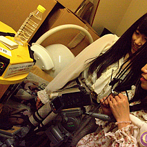 うずらの孵化を見守るアリス十番の桐谷真央(左)と早瀬愛夢(右)