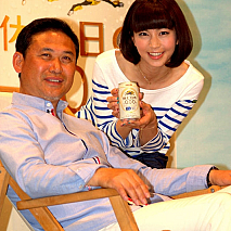 なでしこジャパン 佐々木則夫監督(左)・安田美沙子(右)