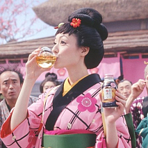 茶屋娘に扮した栗山千明 (C) サントリー