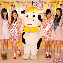 左から藤江れいな(AKB48)・ALISA(ラッキーカラーズ)・マーモママ・MIINA(ラッキーカラーズ)・近野莉菜(AKB48)