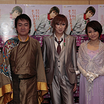 左から岸田敏志・紫吹淳・中澤裕子