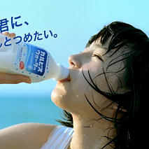 能年玲奈さんが出演する「カルピスウォーター」の新CM「海の家ライブ」篇 (C) CALPIS