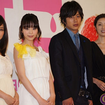 舞台「ウサニ」製作発表会見 左から真野恵里菜・平野綾・溝端淳平・高岡早紀