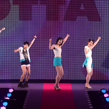 Girls Award 2012 SPRING／SUMMERに出演した bump.y (C) ポニーキャニオン
