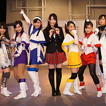 左から西条美咲・蒼井ちあき・小見川千明・伊藤梨沙子・フォンチー・斎藤亜美・畠山智妃・百川晴香・高田あゆみ