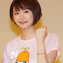 24時間テレビ制作発表会見でガッツポーズを見せる新垣結衣