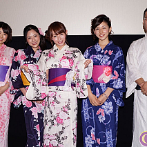 映画「口裂け女 リターンズ」初日舞台あいさつ 左から山下まみ・小澤真利奈・大堀恵・里久鳴祐果・山本淳一監督