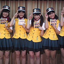 ステーション♪ 左から 三江彩花・金城成美・加藤一華・千葉奈々希・南寧々の順で連結