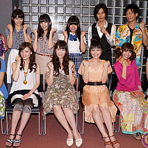 舞台「ひまわりのソラネ」に出演する 左上から三浦萌・朝川ことみ・船岡咲・倉田瑠夏・後上翔太・関幸治・小野友広、左下から穐田和恵・福田朱子・フォンチー・黒田有彩・木本夕貴・内田理央