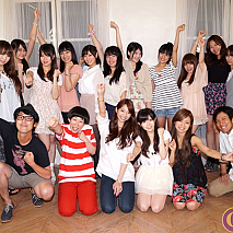 左上から千鶴・美桜ななみ・水月桃子・有川めい実・池松あいみ・坂本明子・里佳津乃・渡辺えいみ・栗原みさ・里璃・平松ゆい・、左下からムラコ(サミットクラブ)・牧野ステテコ・小泉麻耶・久宥茜・馬場野々香・静恵一(サミットクラブ)