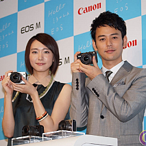 キャノン ミラーレスカメラ「EOS M」の新CMに出演する新垣結衣(左)と妻夫木聡(右)