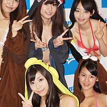 かいじゅうガール 左上から黒澤ゆりか・天野麻菜・安藤遥、左下から鈴木ふみ奈・立花陽香