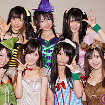 OZ　左上から桜雪・小柳朋恵・神谷えりな、左下から新矢皐月・佐倉梨杏・川村虹花・日向夕奈