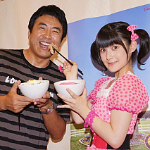 田中義剛(左)・Berryz工房 嗣永桃子(右)