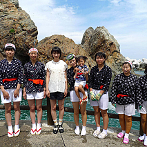 NHK連続テレビ小説「あまちゃん」のロケ地を訪れた能年玲奈(左から3番目)