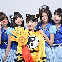 9nine 左から佐武宇綺・村田寛奈・川島海荷・吉井香奈恵・西脇彩華 (C) LesPros entertainment