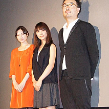 左から香椎由宇・谷村美月・三木康一郎監督