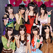 OZ 左上から小柳朋恵・桜雪・澤田リサ・神谷えりな、左下から新矢皐月・佐倉梨杏・川村虹花・日向夕奈